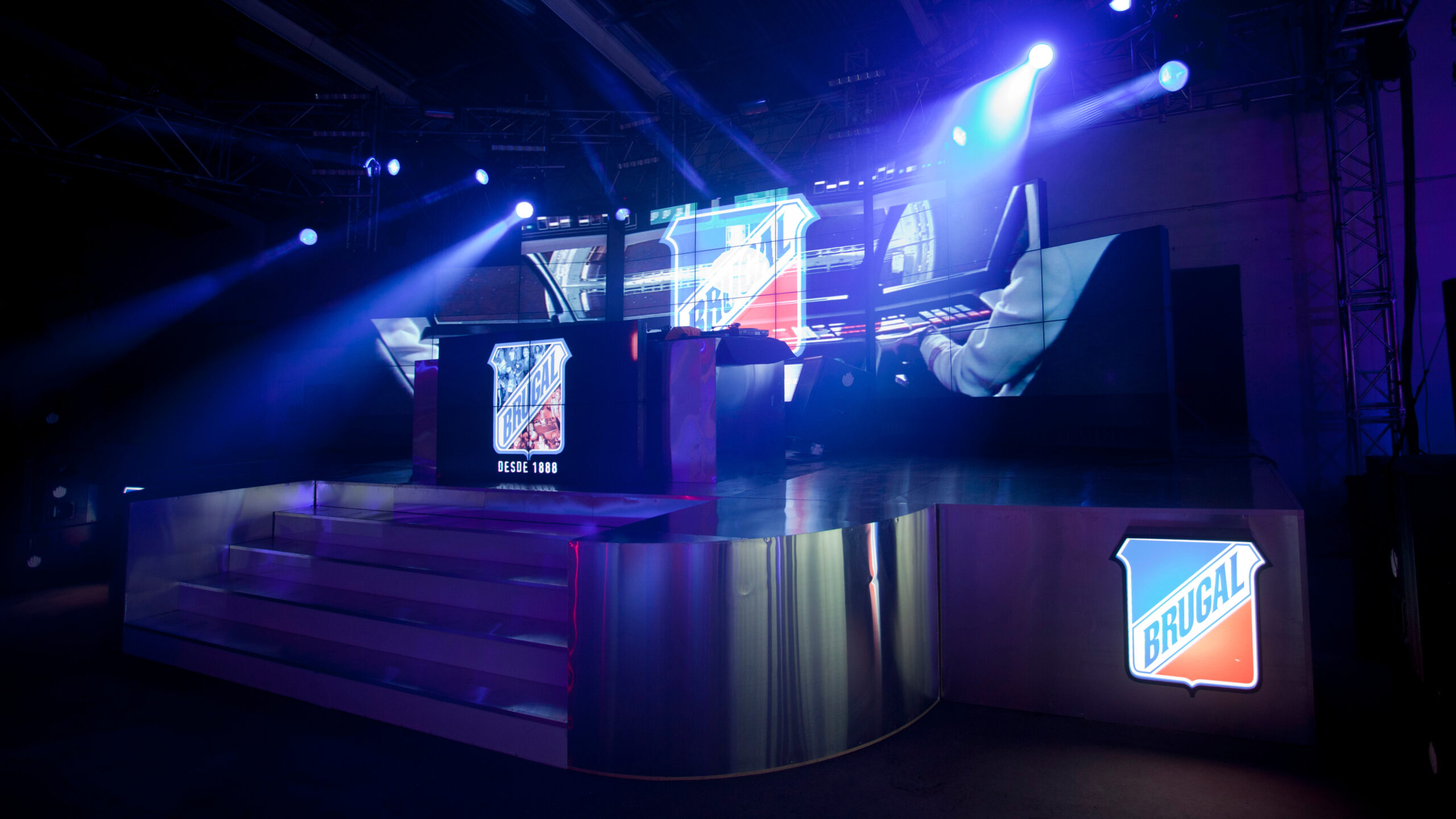 Equipo de profesionales coordinando actividades como parte de la organización de eventos en un espacio moderno.​