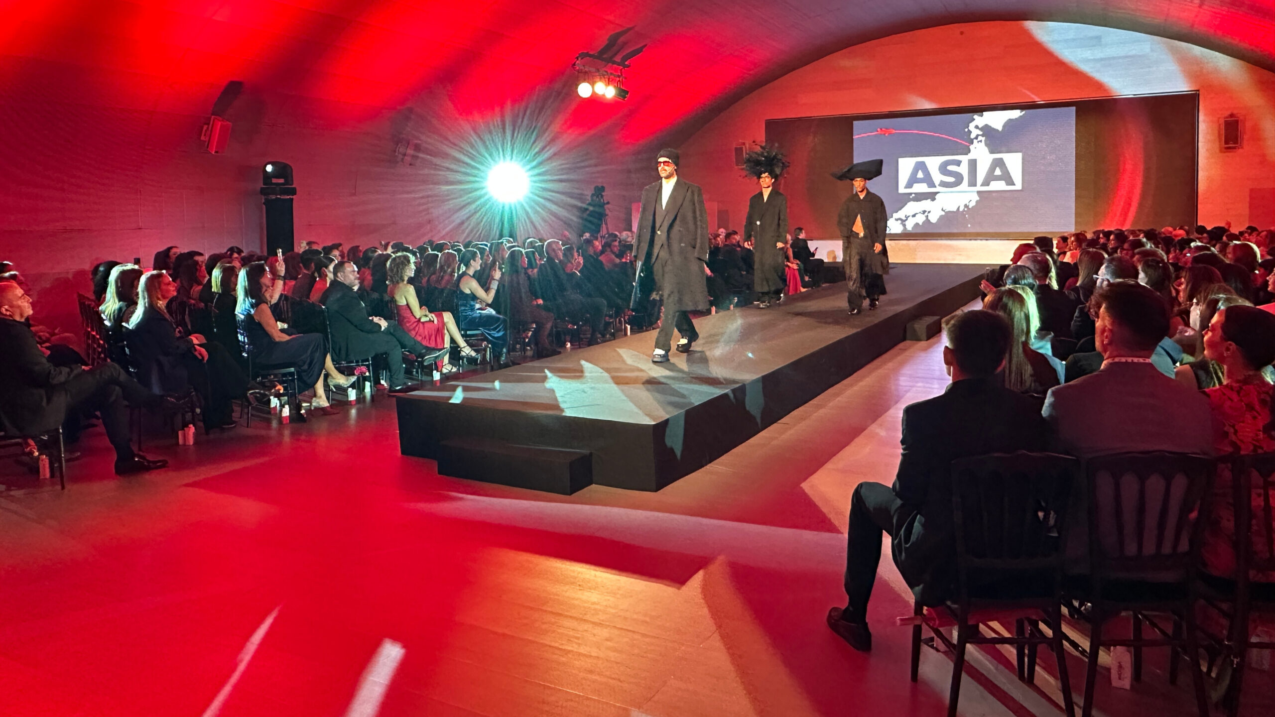 Imagen de una conferencia empresarial donde se están desarrollando eventos corporativos con asistentes interactuando.