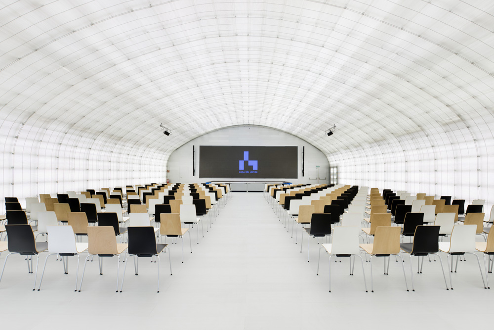 Escenario preparado con equipo audiovisual profesional para eventos y presentaciones.​