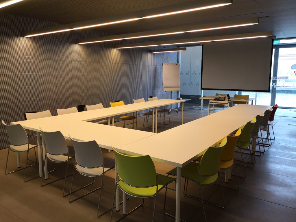 Salón amplio y moderno adaptado para la realización de congresos internacionales.