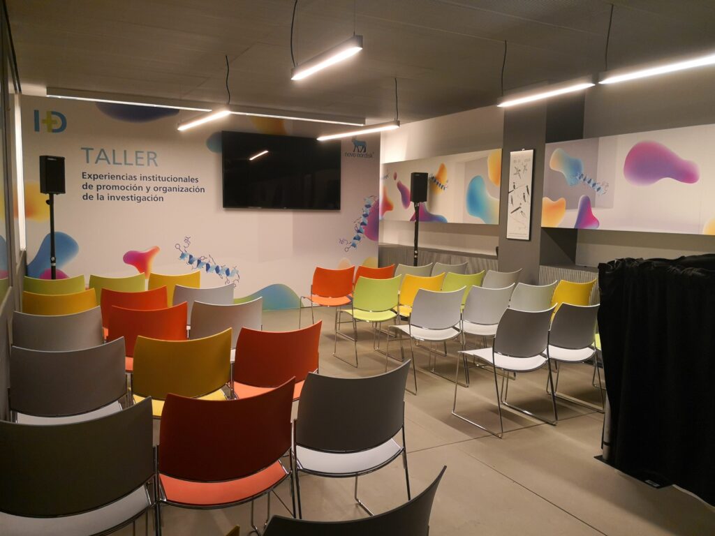 Espacio empresarial con capacidad para grandes convenciones, con iluminación y sonido profesional.